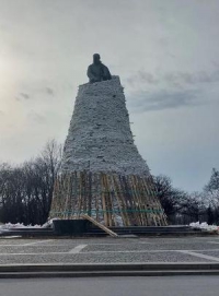 War in Ukraine: Shevchenko's monument covered in mountain of sandbags in Kharkiv. Kurama's poem., image, фото