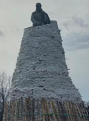 War in Ukraine: in Kharkiv, the monument to Taras Shevchenko has covered sandbags for salvage.  Photo by Anastasia Magazova.