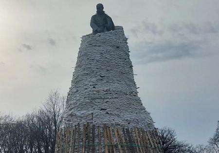 Shevchenko's statue covered in mountain of sandbags in Kharkiv (Ukraine). Photo by Anastasia Magazova.