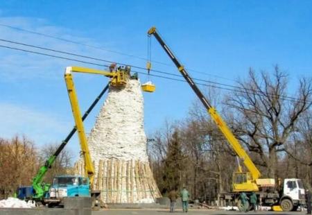 Shevchenko's statue covered in mountain of sandbags in Kharkiv (Ukraine)
